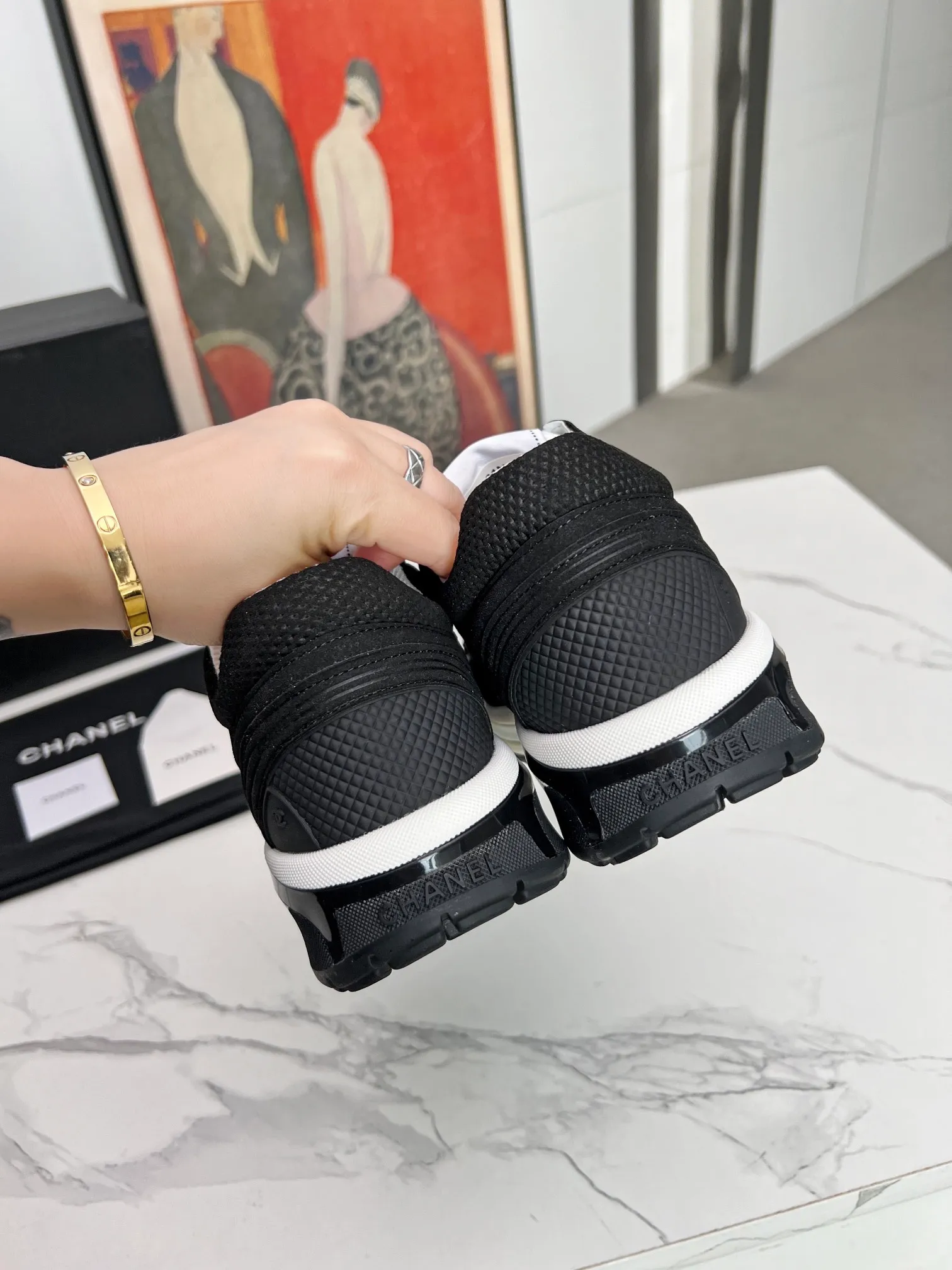 👟👟Ex-factory price 640👟👟 chanel Chanel 2024 early spring vacation series latest casual sports shoes silver white, gold white, silver gray, black and red! Incomparably beautiful and easy to wear, very light, the lining is also super soft, super comfortable, the upper is breathable, the color is high-end and durable, versatile. Upper: cowhide and cloth stitching. Inner: breathable mesh. Original foam combination outsole. Size: 35-40.